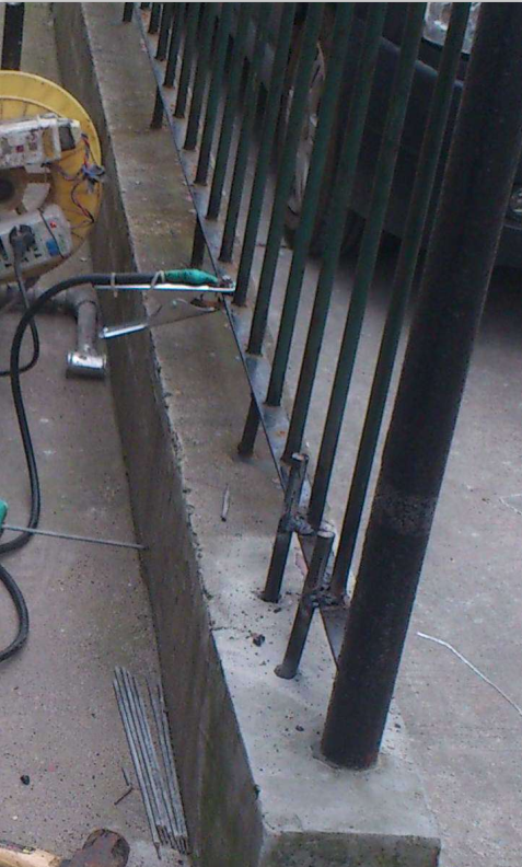 司機打盹撞上隔離帶，護欄被小車插穿還能加固嗎？