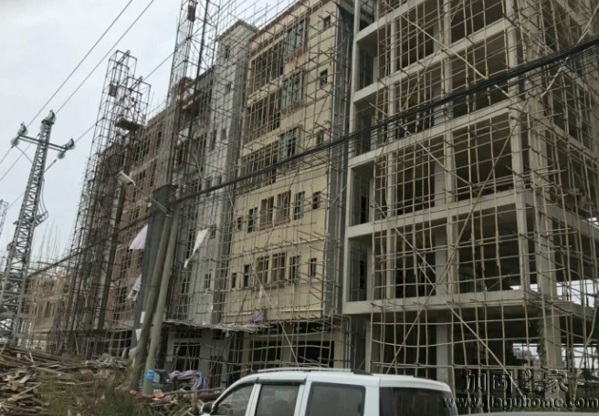 新建樓房地基不牢導致傾斜，急需基礎加固和扶正糾偏