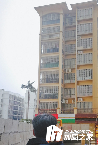 廣西某小區(qū)住宅房屋開裂，業(yè)主連夜撤離！