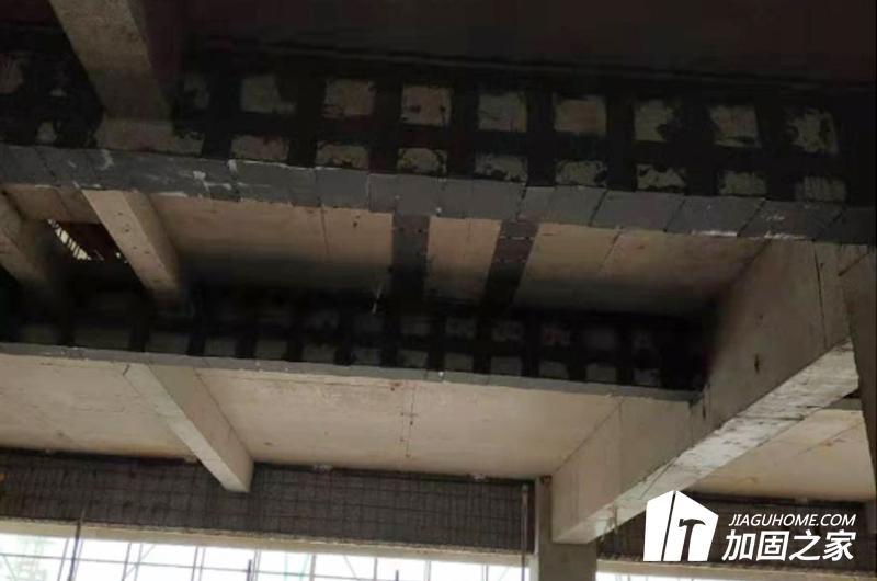 采用粘鋼加固，做好加固工程